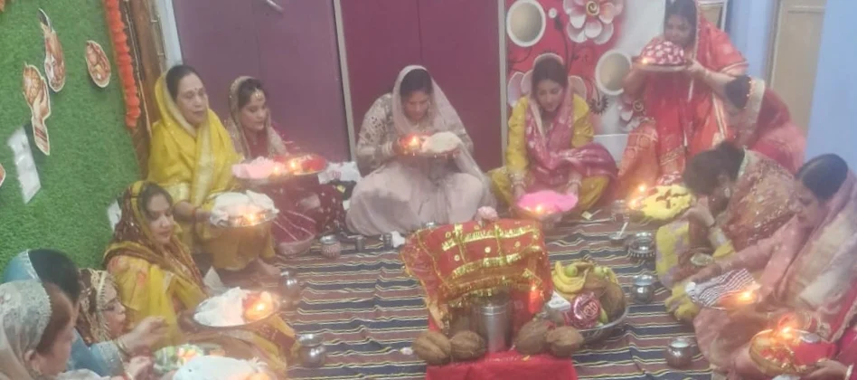 मनेंद्रगढ़ में श्रद्धा, उल्लास और प्रेम के साथ मना करवा चौथ का पर्व, सुहागिनों ने रखा निर्जला व्रत (2)
