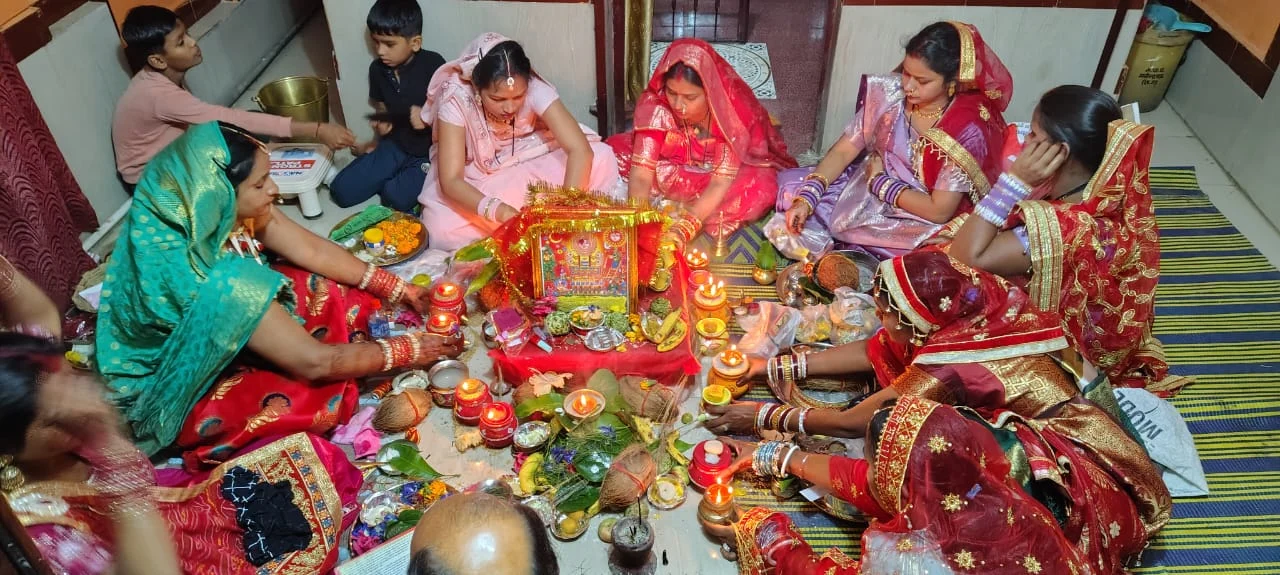 मनेंद्रगढ़ में श्रद्धा, उल्लास और प्रेम के साथ मना करवा चौथ का पर्व, सुहागिनों ने रखा निर्जला व्रत (2)